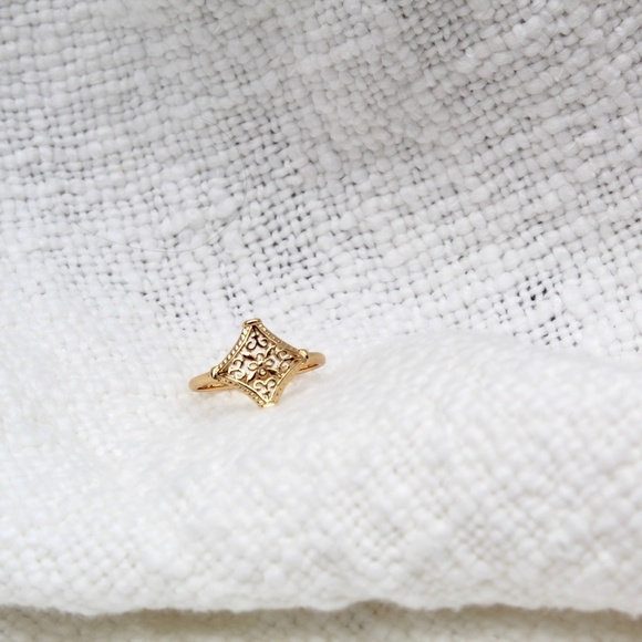 Vintage Hollow Floral Gold Ring - Picture 6 of 10
